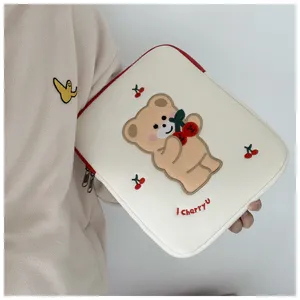 Nahaufnahme des süßen Teddybären bestickten Laptop-Schutzhülle, weiche Fleece-Textur, roter Zipper.