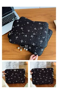 Housse d'ordinateur portable noire brodée de nœuds avec fermeture éclair en perles.