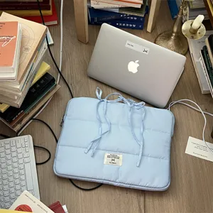 Chic bolsa acolchada azul claro para portátil con lazos bonitos para portátiles de 14 pulgadas.
