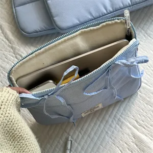Funda acolchada para portátil de 14 pulgadas a rayas azules estilo coreano con bonitos lazos.