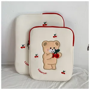 Detailansicht der süßen bestickten Kirsch-Bär Laptoptasche, cremeweiße Canvas-Innentasche.