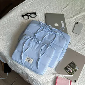 Funda acolchada de 14 pulgadas para portátil con bonitos lazos, bolsa azul suave para tablet y notebook.