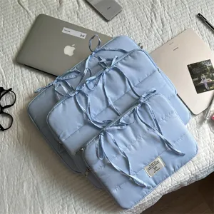 Funda de pana azul claro para portátil con detalle de lazo, elegante bolso de tablet.