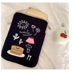 Niedliche bestickte Tablet-Hülle mit Pfannkuchen-Design für den tragbaren Alltagseinsatz.