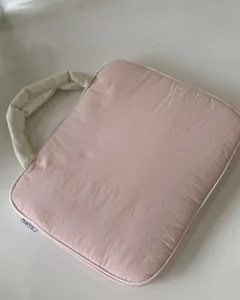 Rosa gesteppte Laptoptasche mit cremefarbenem Griff, süße tragbare Computertasche für den Alltag.