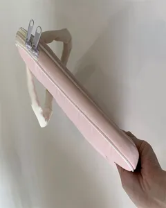 Rosa Laptoptasche Detailansicht mit doppelten Reißverschlüssen und bequemem weißem Griff.