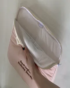 Rosa gesteppte Laptoptasche Ipad Hülle mit süßer Stickerei und praktischem Reißverschluss.