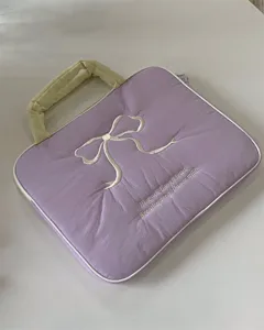 Laptoptasche in Lila mit süßer bestickter Schleife und Griff, weiche Schutzhülle für Tablets.