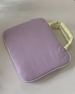 Laptoptasche Detailansicht, violette Tablettasche mit gelbem Griff und weißem Keder, tragbar.