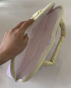 Detailansicht des süßen Pastell Laptoptaschen Innenraums mit Reißverschluss und Futter.