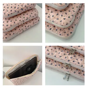 Detailaufnahme der rosa geblümten, gesteppten Laptoptasche mit weichem Stoff und Reißverschluss.