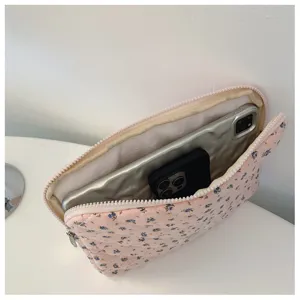 Rosa Blumen gesteppte Tablet Schutzhülle Detailansicht, weiche Schutztasche für 11 bis 13 Zoll.