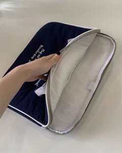 Detailansicht der gesteppten Laptoptasche mit süsser Stickerei, weichem Futter und Reissverschluss.