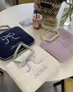 Gesteppte Laptoptasche mit süßer Schleifenstickerei, Schutzhülle für Tablets und Notebooks.