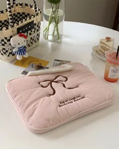 Rosa gesteppte Laptoptasche mit niedlicher brauner Schleife, ästhetische Tablet-Schutzhülle.