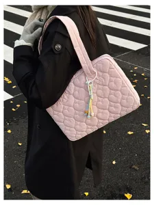 Vista dettagliata della borsa trapuntata rosa a cuore, elegante borsa a tracolla.