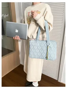 Borsa shopper per laptop trapuntata a cuore azzurro, borsa a tracolla casual elegante