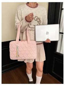 Vista dettagliata della borsa shopper trapuntata a cuore che mostra perfettamente la capienza.