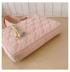 Borsa a tracolla trapuntata rosa con cuore per donna, grande borsa a mano e borsa porta pc.