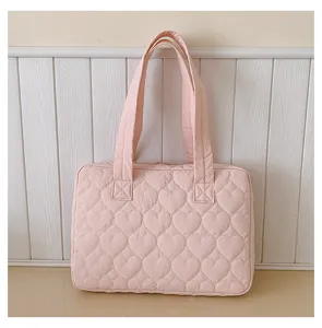 Borsa a tracolla trapuntata con cuore rosa elegante grande borsa per laptop e uso quotidiano.