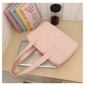 Vista di dettaglio della borsa tote trapuntata con cuori rosa, doppia tracolla e grande capienza.