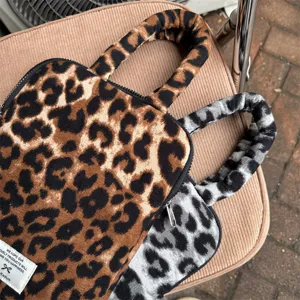 Dettaglio della borsa per laptop leopardata, custodia in peluche per tablet 11 13 15.