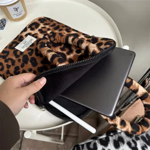 Dettaglio della custodia per laptop leopardata che mostra lo spazio interno e la morbidezza.