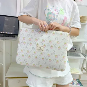 Niedliche Erdbeere Bär 13 Zoll Laptoptasche und Tablet Hülle mit Griff im Ins-Stil.
