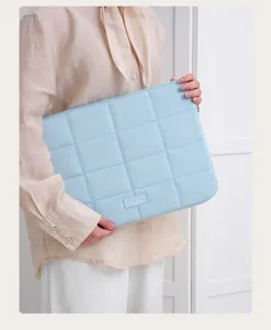 Detailansicht der hellblauen gesteppten Laptoptasche mit weicher Polsterung und Schutzdesign.