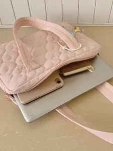 Borsa a tracolla trapuntata rosa con cuore per donna, elegante borsa porta PC di grande capacità.