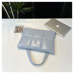 Puffer laptop shoulder bag, soft quilted messenger bag suitable for 15.6 inch notebook and pad.