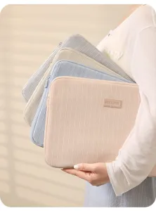 Corduroy Laptop-Hülle Detail mit mehreren schönen Pastellfarben und weicher Textur.