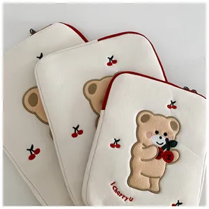 Niedliche bestickte Kirsch-Bär Laptoptasche, weiche Kofferhülle für 11/13 Zoll Notebooks.