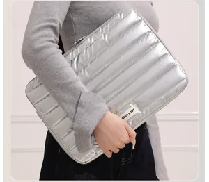 Silberne gesteppte Laptoptasche, leichte gepolsterte Computertasche, tragbares 14 Zoll Etui.