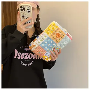 Gesteppte Patchwork Laptoptasche Detailansicht mit süßem Blumen Bären Print und Reißverschluss.