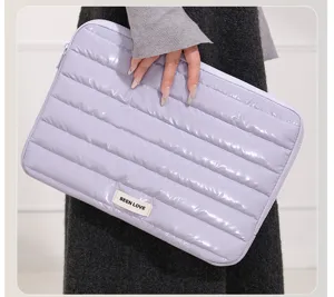 Gesteppte Laptoptasche in Helllila, weiche gepolsterte Schutztasche für 13,3 und 14 Zoll Geräte.