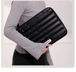 Schwarze gesteppte Daunenstoff Laptophülle Detailansicht, tragbare gepolsterte Tasche.