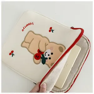 Bezaubernde bestickte Bär Laptoptasche 11 13 Zoll ästhetische Tablet Schutzhülle mit Kirsche.
