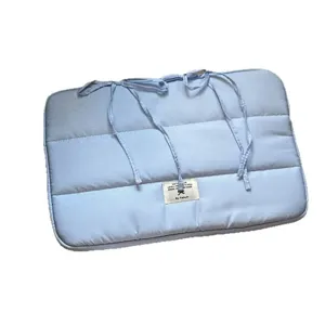 Funda de ordenador acolchada a rayas azul claro de 14 pulgadas con lazos para el almacenamiento.