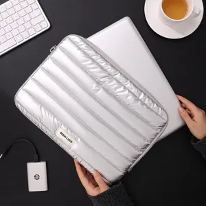 Silberne gesteppte Laptoptasche, leichte Daunen-Laptop-Hülle für 13,3 14 Zoll Notebook.