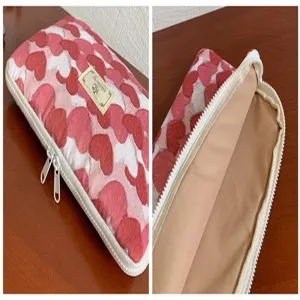 Housse pour ordinateur portable à motif de cœurs roses, doublure douce et double fermeture éclair.