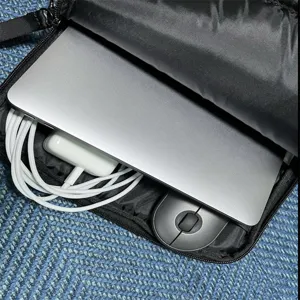Custodia protettiva imbottita per laptop con tasca portaoggetti per mouse e caricatore.