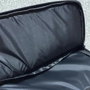 Dettaglio della fodera interna della custodia per laptop imbottita nera con morbida trapuntatura.