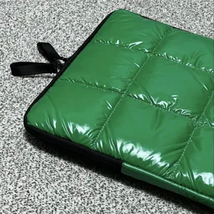 Custodia per laptop trapuntata lucida verde dettaglio, borsa protettiva per 13 15 pollici.