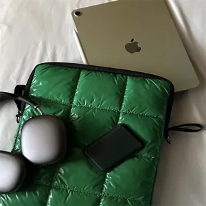 Dettaglio ravvicinato della custodia per laptop trapuntata e morbida in colore verde vivido.