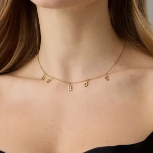 Collana minimalista in acciaio inossidabile oro 14k con ciondolo lettera personalizzato.