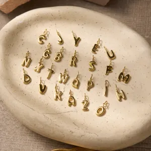 Ciondoli con lettere dell'alfabeto in acciaio inossidabile dorato 14K per creare gioielli.