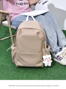 Mochila de estudiante de color sólido elegante con colgante de oso lindo para uso diario.
