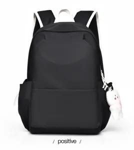 Mochila escolar de color liso minimalista con colgante de peluche, estilo universitario informal.