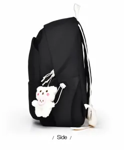 Vista lateral detallada de una mochila casual negra con correas blancas y peluche tierno.